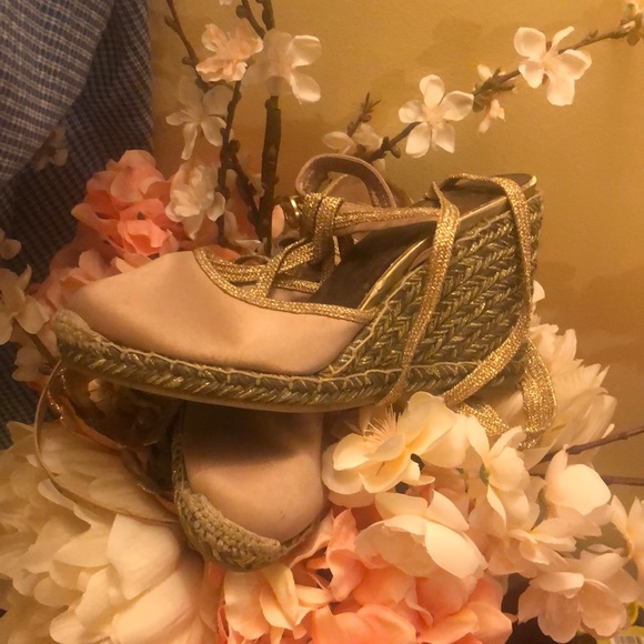 Gold and cream espadrille sandals - Picture 1 of 4